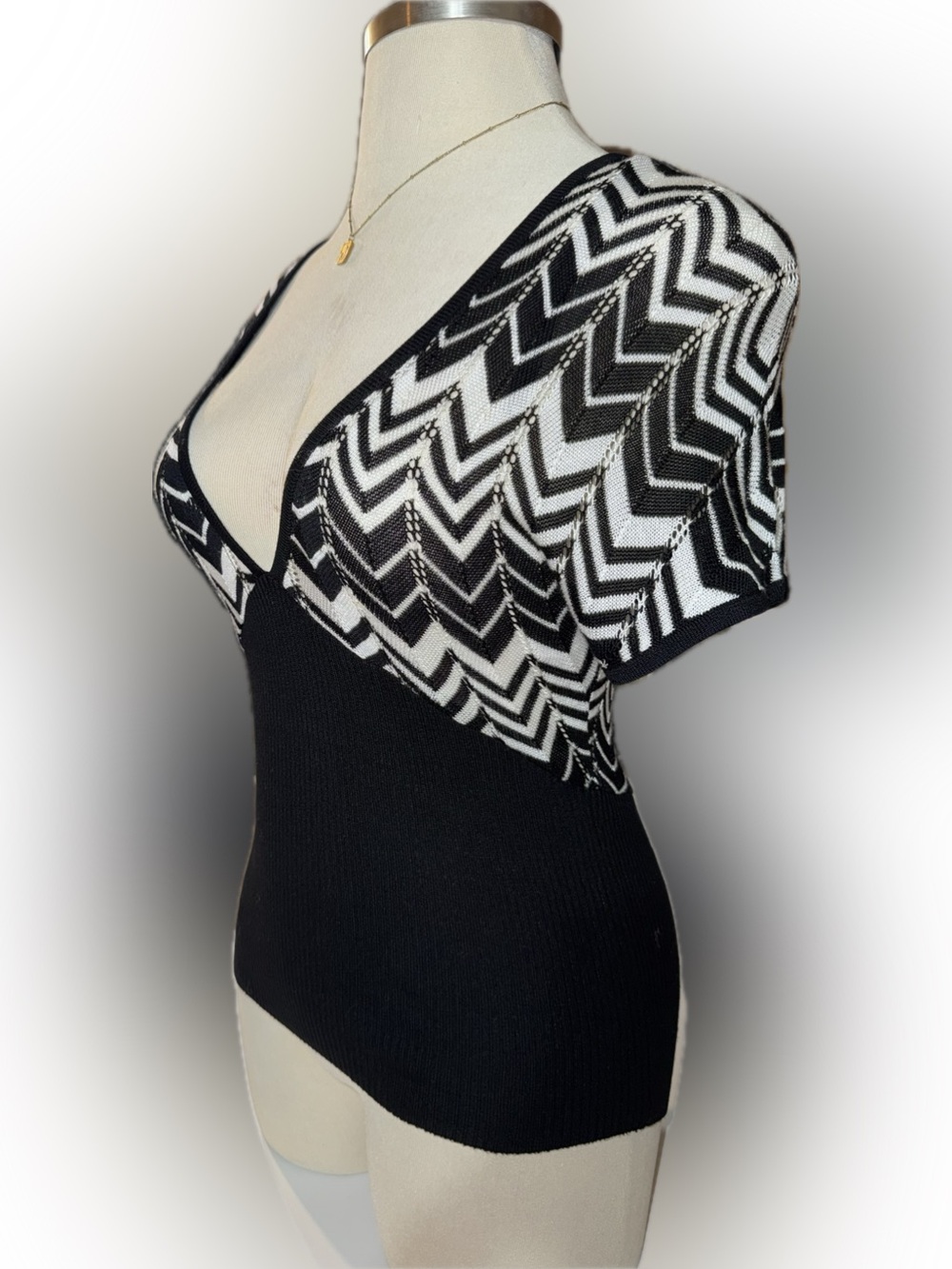 Vintage Bette Paige Black & White Chevron Knit V-Neck Top - Picture 2 of 7